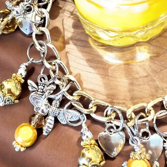 Queen Bee bracelet featuring honeybees & crowns on a fun chain Gorgeous bracelet - Picture 6 of 10